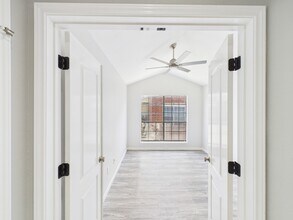 8055 Cambridge St in Houston, TX - Foto de edificio - Building Photo