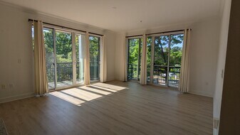 196 SE Spokane St, Unit 101 in Portland, OR - Building Photo