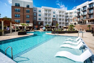 High Street View Luxury Apartments in Williamsburg, VA - Foto de edificio - Building Photo