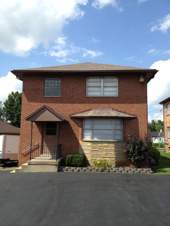 437 Dewey St, Unit 2 in Wheelersburg, OH - Foto de edificio - Building Photo