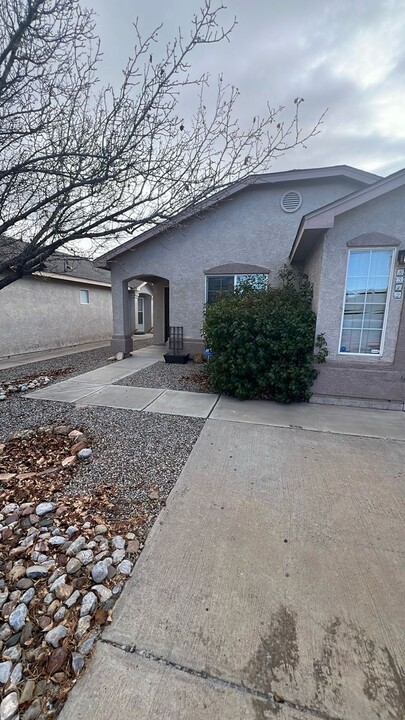 8312 Vista Estrella Ln SW in Albuquerque, NM - Building Photo