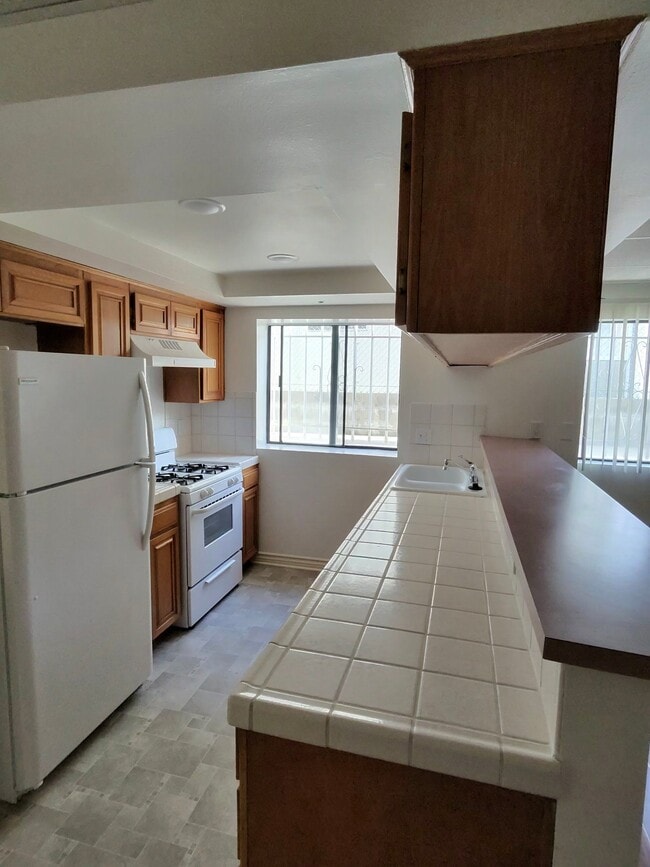 121 S Swall Dr in Los Angeles, CA - Foto de edificio - Building Photo