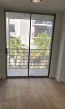 17890 W Dixie Hwy, Unit 8 in North Miami Beach, FL - Foto de edificio - Building Photo