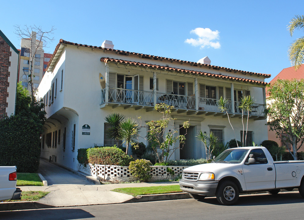 353 S Cochran Ave in Los Angeles, CA - Building Photo