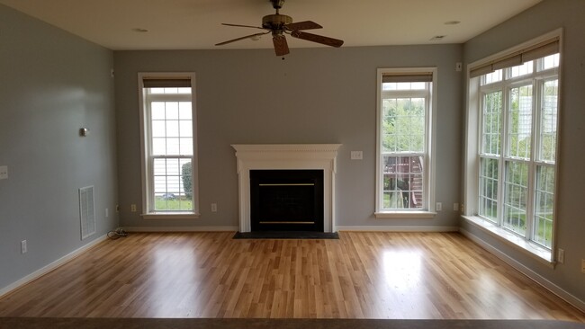 1036 Rolling Meadow Ln in Crozet, VA - Foto de edificio - Building Photo