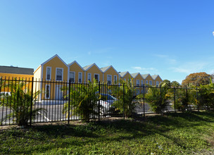 Desoto Apartments in Ft. Myers, FL - Foto de edificio - Building Photo