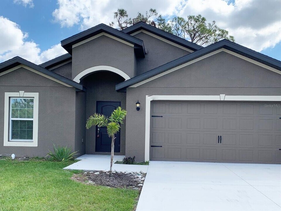 2082 S Chamberlain Blvd in North Port, FL - Building Photo