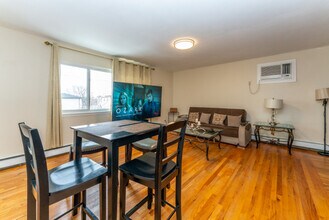 4304 Meadowview Ave in North Bergen, NJ - Foto de edificio - Building Photo