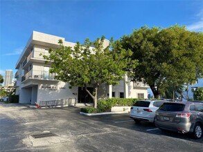 1900 Diana Dr in Hallandale Beach, FL - Foto de edificio - Building Photo
