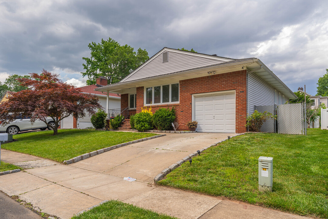 1031 Di Antonio Dr in Rahway, NJ - Building Photo