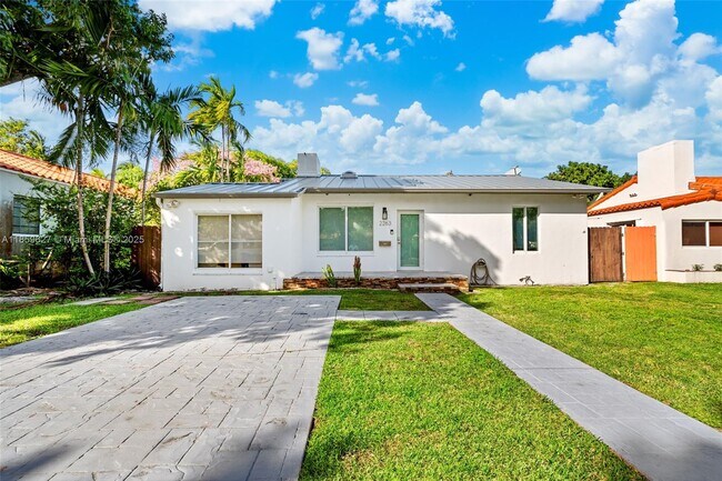 2263 SW 21st St in Miami, FL - Building Photo - Building Photo