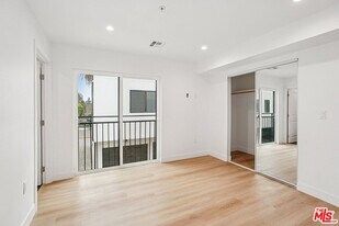 312 N Coronado St in Los Angeles, CA - Building Photo