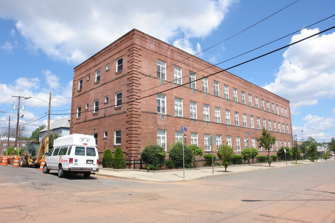 162 High St in Carteret, NJ - Building Photo