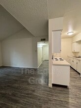 1402 W Elowin Ave in Visalia, CA - Building Photo - Building Photo