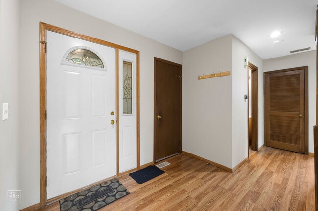 1091 Colony Lake Dr in Schaumburg, IL - Building Photo - Building Photo