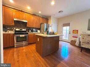 6030 Helmsman Way in Columbia, MD - Foto de edificio - Building Photo
