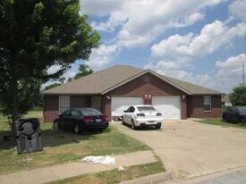 859 Meadowlands Dr in Centerton, AR - Building Photo