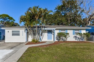 2426 Stratford Dr in Sarasota, FL - Building Photo