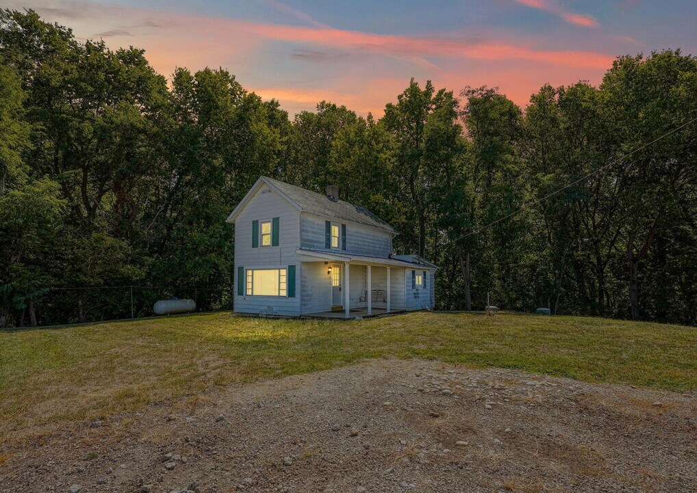 19511 Florence Chapel Pike in Circleville, OH - Building Photo