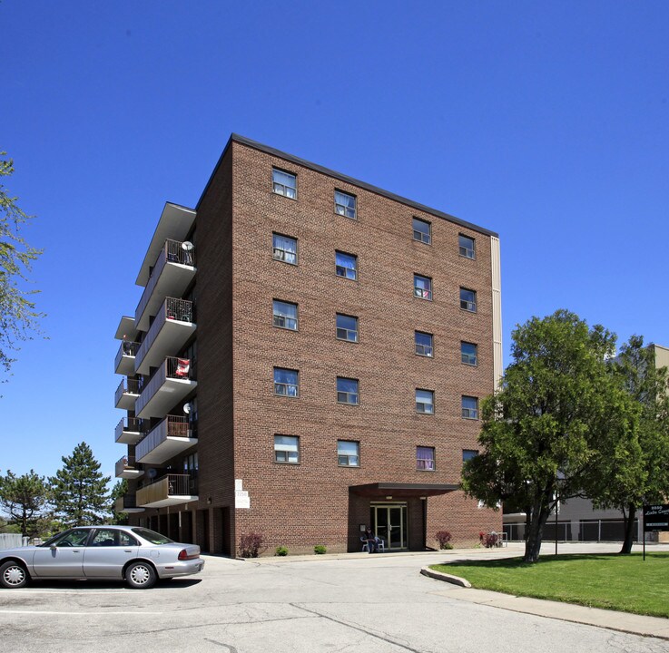 Linda Court in Toronto, ON - Building Photo