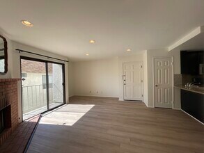 10740 Lawler St, Unit 10 in Los Angeles, CA - Foto de edificio - Building Photo