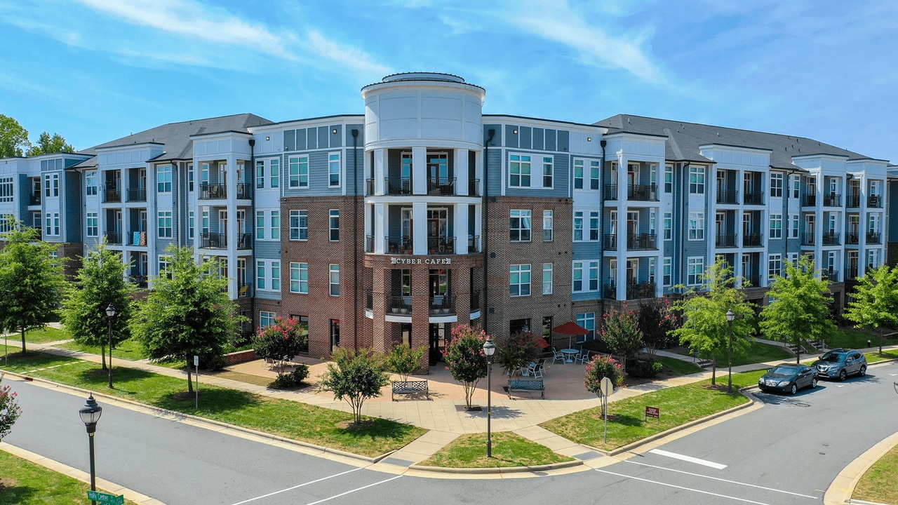 Holly Crest Apartments in Huntersville, NC - Building Photo