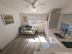 621 Auwai St in Kailua, HI - Building Photo - Building Photo