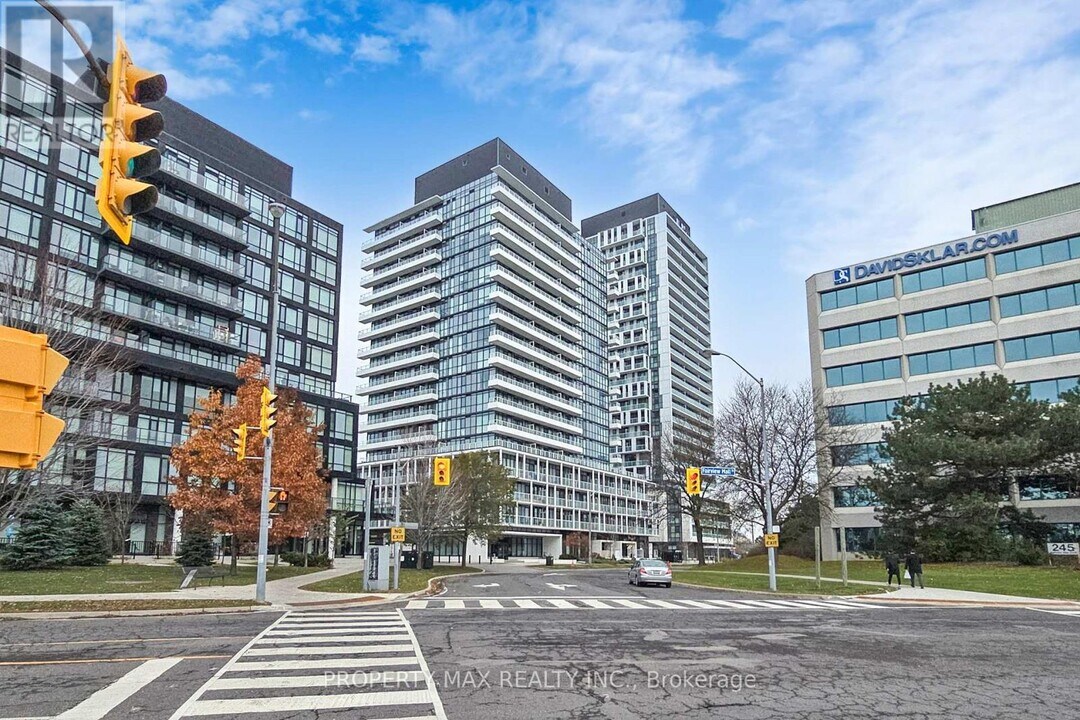 180 Fairview Mall Dr in Toronto, ON - Building Photo