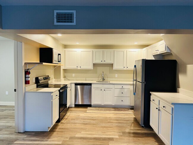 1398 Quechee-Hartland Rd in Hartford, VT - Building Photo - Building Photo