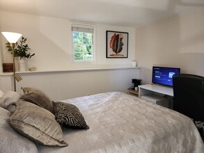 4265 Parnell Rd, Unit Bedroom in Marietta, GA - Foto de edificio - Building Photo