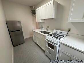 11 Scottfield Rd, Unit 5 in Boston, MA - Foto de edificio - Building Photo