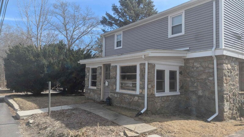 31 Milford St in Medway, MA - Building Photo