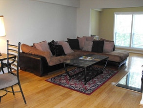 3175 Summit Square Dr in Oakton, VA - Building Photo - Building Photo
