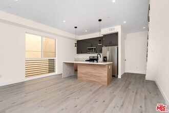 15328 Weddington St in Los Angeles, CA - Building Photo - Building Photo