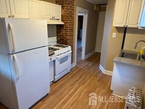 16 Laurel Pl-Unit -2 in New Brunswick, NJ - Building Photo - Building Photo