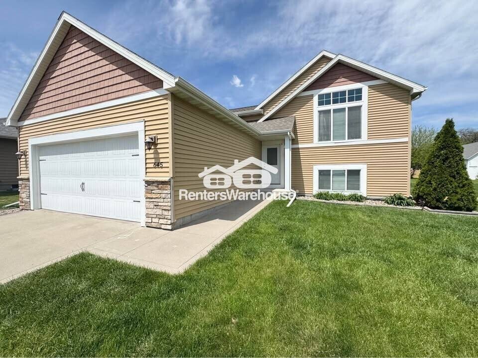 645 Northview Dr in Waukee, IA - Building Photo