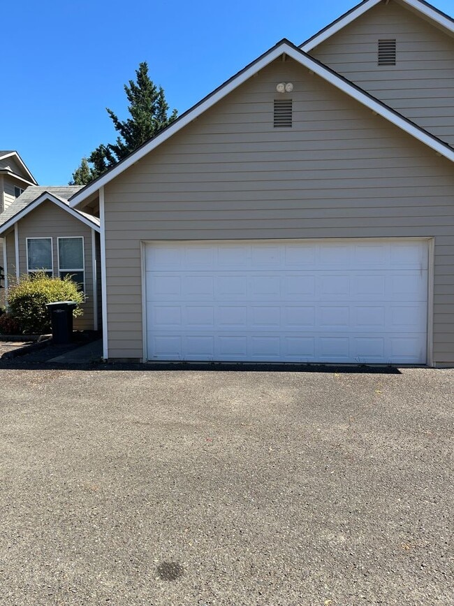 721 N Myrtle Rd in Myrtle Creek, OR - Building Photo - Building Photo