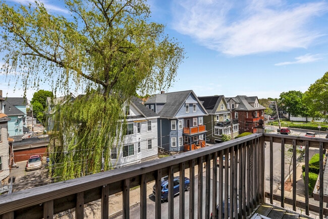 33 Wolcott St, Unit 3 in Boston, MA - Building Photo - Building Photo