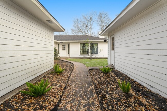 602 W Castle Harbour Dr in Friendswood, TX - Building Photo - Building Photo