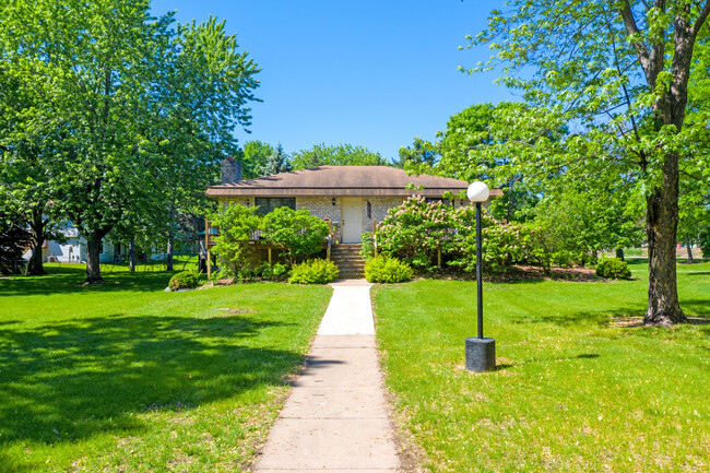 Pine Point Apartments in Coon Rapids, MN - Building Photo - Building Photo