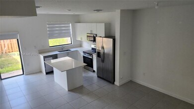 12897 SW 234th St in Homestead, FL - Foto de edificio - Building Photo