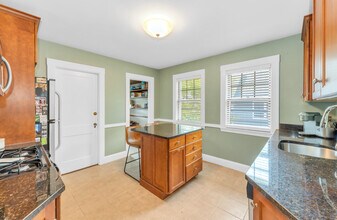 38 Winton St, Unit 2 in Boston, MA - Foto de edificio - Building Photo