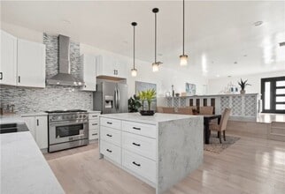 17601 Rhoda St in Encino, CA - Building Photo - Building Photo