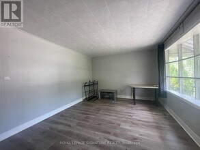 15 Vera St in St Catharines, ON - Building Photo - Building Photo