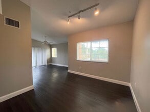 4824 N State Rd 7 in Lauderdale Lakes, FL - Building Photo - Building Photo