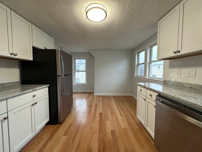 144 Union St, Unit 3 in Everett, MA - Foto de edificio - Building Photo