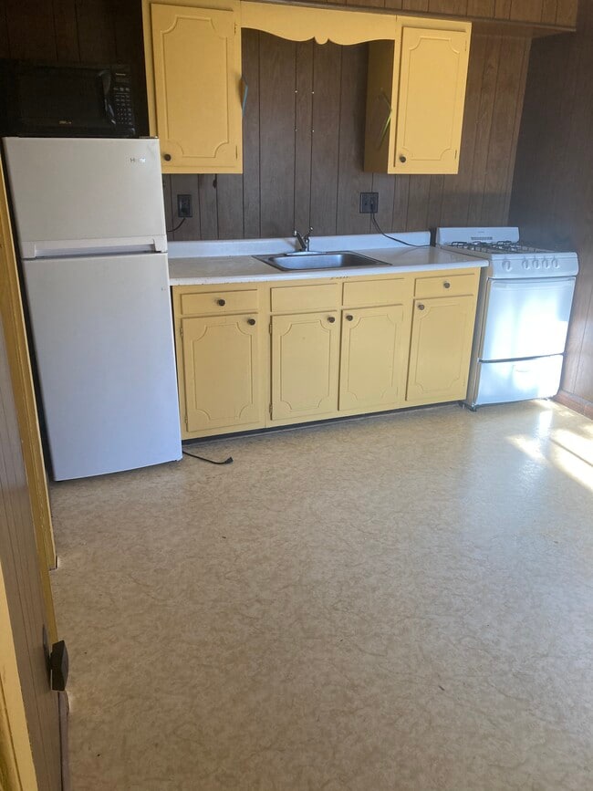84 Center St, Unit 5 in Oneonta, NY - Building Photo - Building Photo