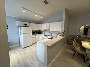 11963 NW 11th St in Pembroke Pines, FL - Foto de edificio - Building Photo