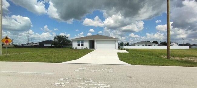 2305 Santa Barbara Blvd N in Cape Coral, FL - Building Photo - Building Photo