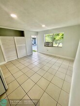 7311 Venetian St in Miramar, FL - Foto de edificio - Building Photo
